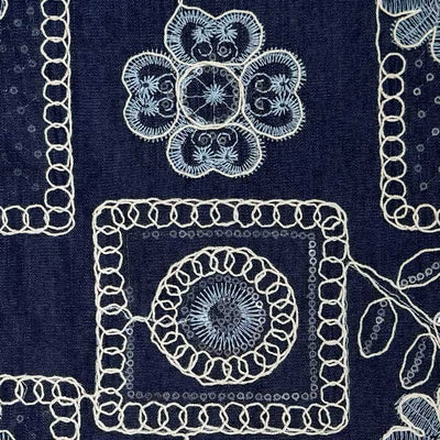 Denim med broderede blomster og detaljer