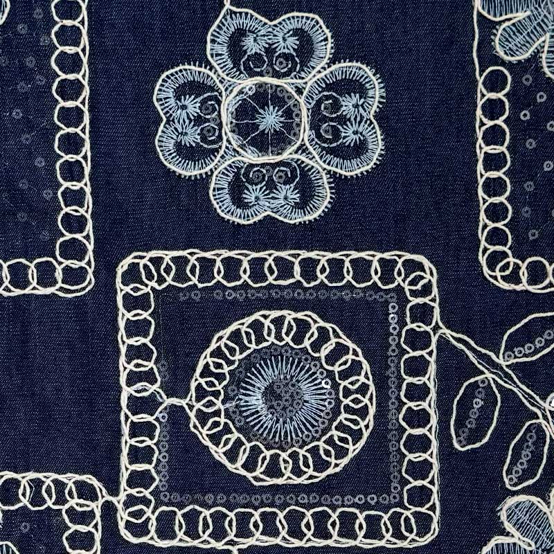 Denim med broderede blomster og detaljer