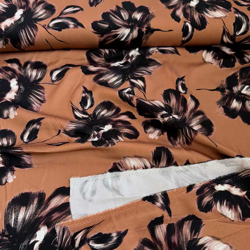 Fast digital viscose med store blomster i mocca mousse