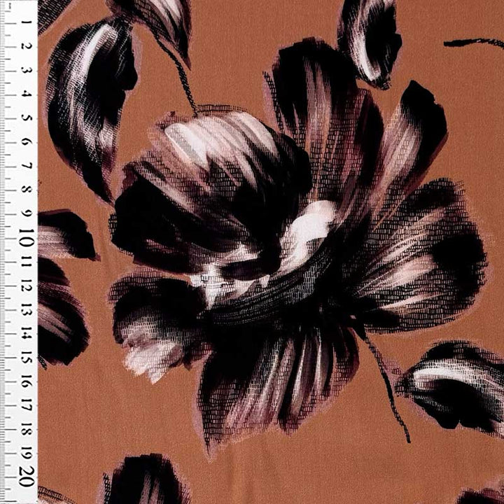 Fast digital viscose med store blomster i mocca mousse