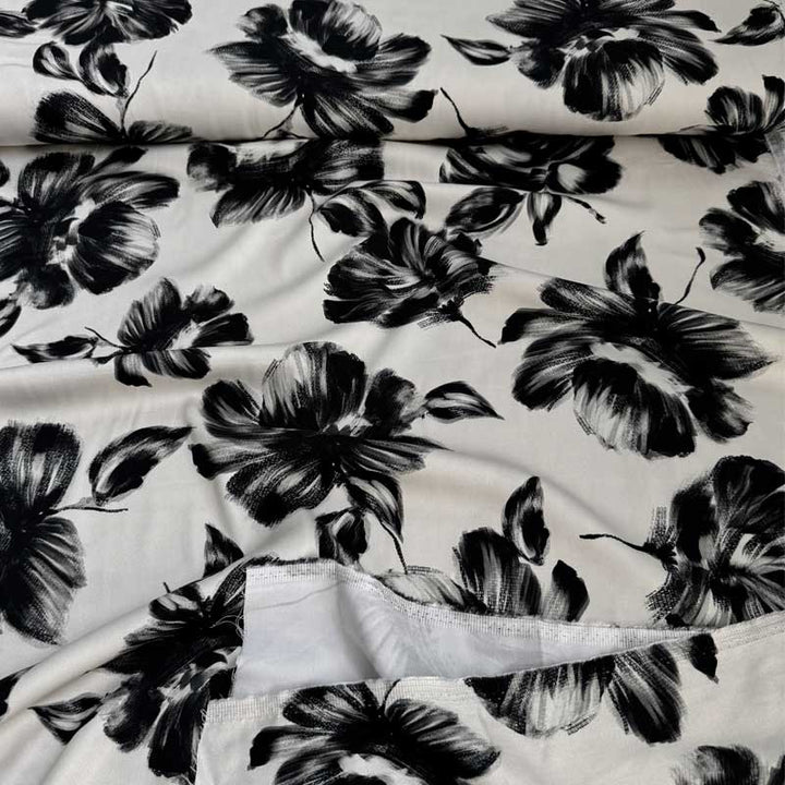 Fast digital viscose med store blomster i hvid