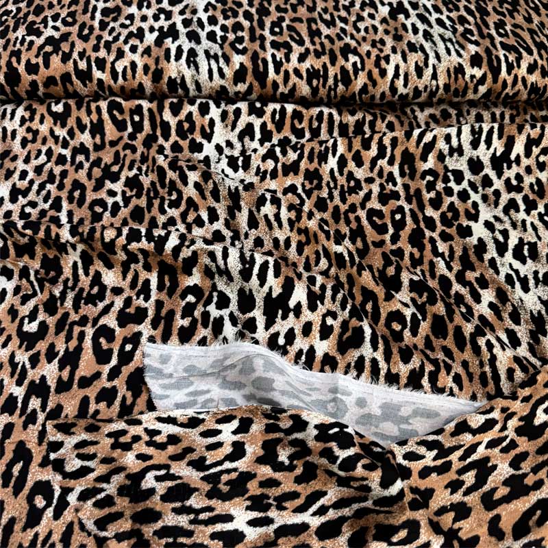 Fast digital viscose med rovdyr print