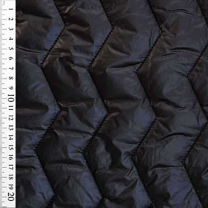 Quilt i zig-zag baner i sort