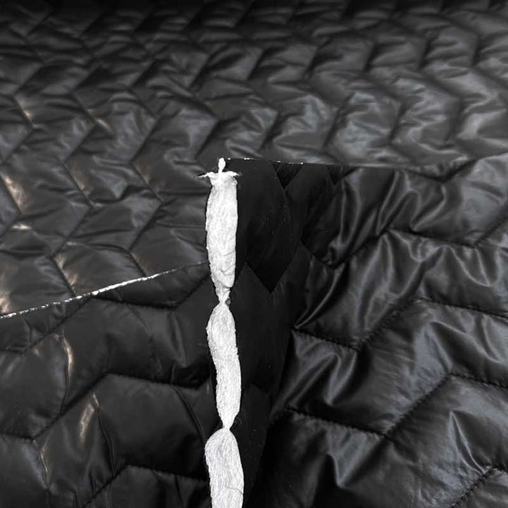 Quilt i zig-zag baner i sort