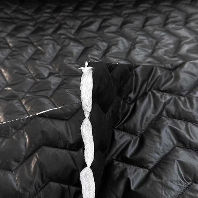 Quilt i zig-zag baner i sort
