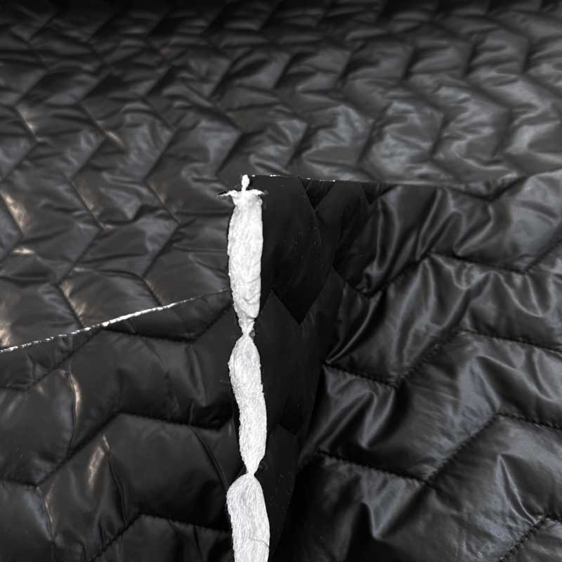 Quilt i zig-zag baner i sort