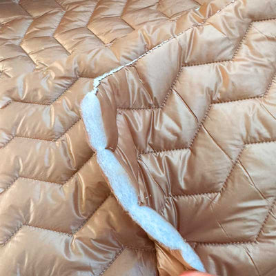 Quilt i zig-zag baner i beige