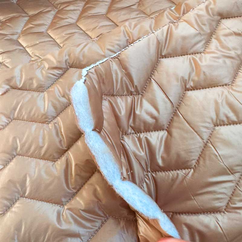 Quilt i zig-zag baner i beige