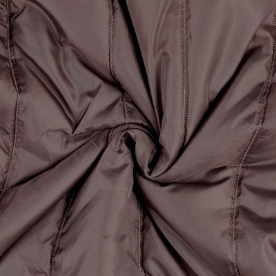 Quilt i baner i støvet brun