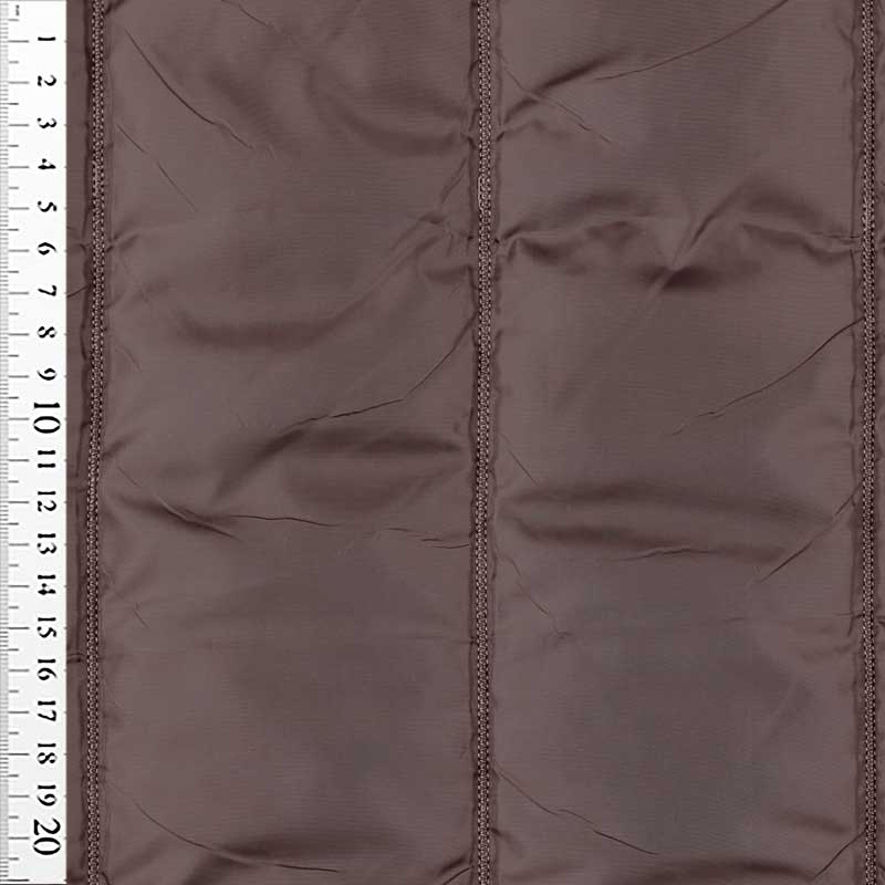 Quilt i baner i støvet brun