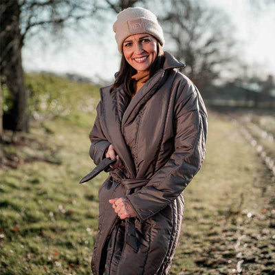 Quilt i baner i støvet brun