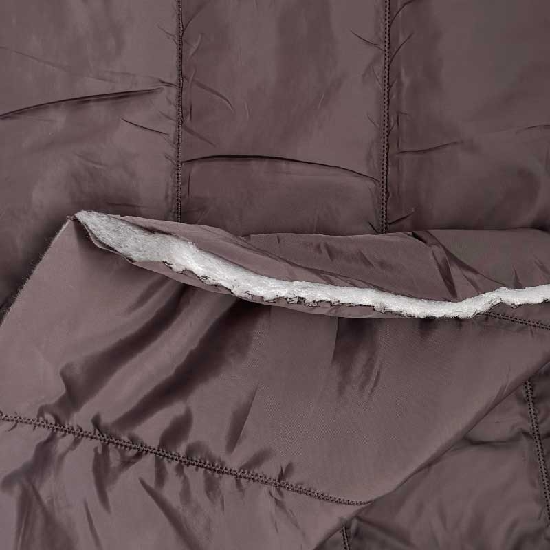 Quilt i baner i støvet brun