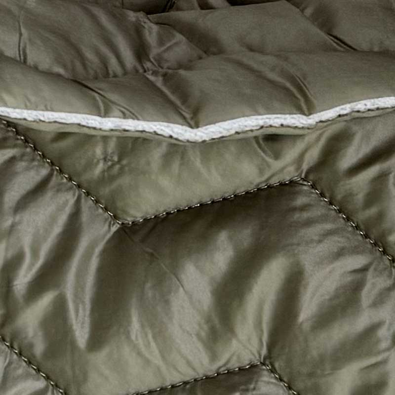 Quilt i zig-zag baner i olivengrøn