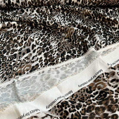 Fast viscose med brunligt leoprint