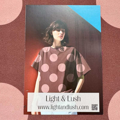 Fast viscose med cirkler fra Light and Lush i mørk blomme