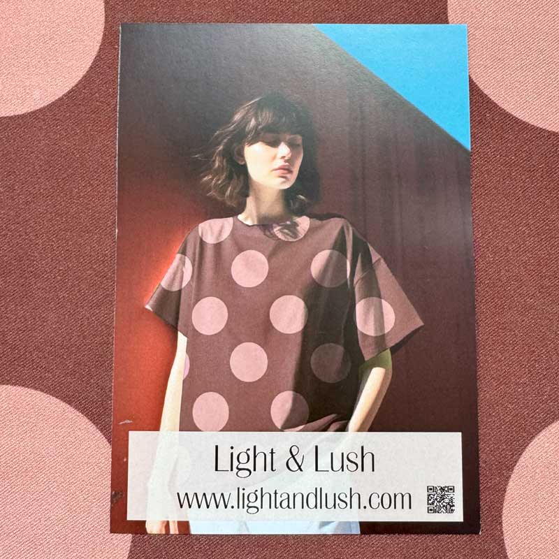 Fast viscose med cirkler fra Light and Lush i mørk blomme