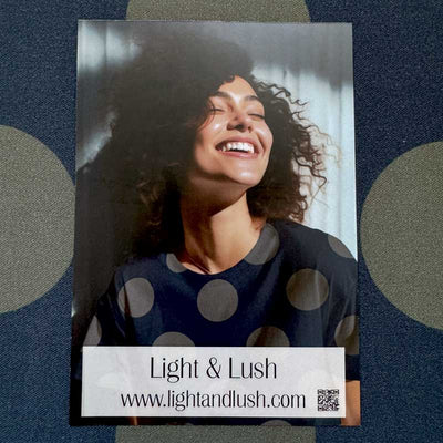 Fast viscose med cirkler fra Light and Lush i marineblå
