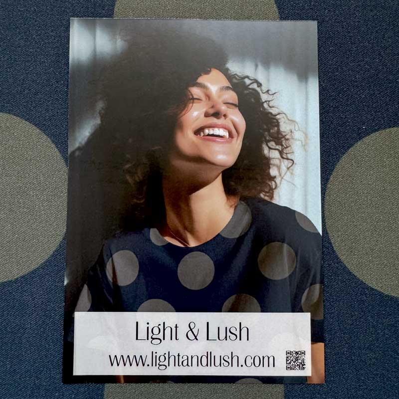 Fast viscose med cirkler fra Light and Lush i marineblå