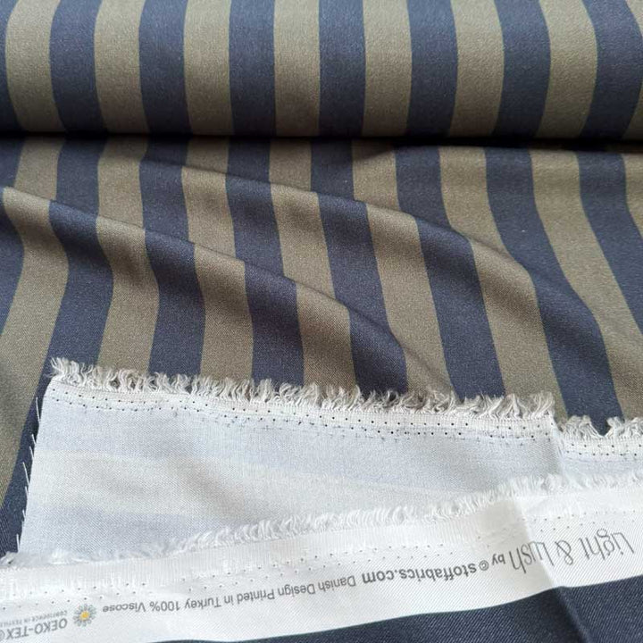 Fast viscose med striber fra Light and Lush i marineblå