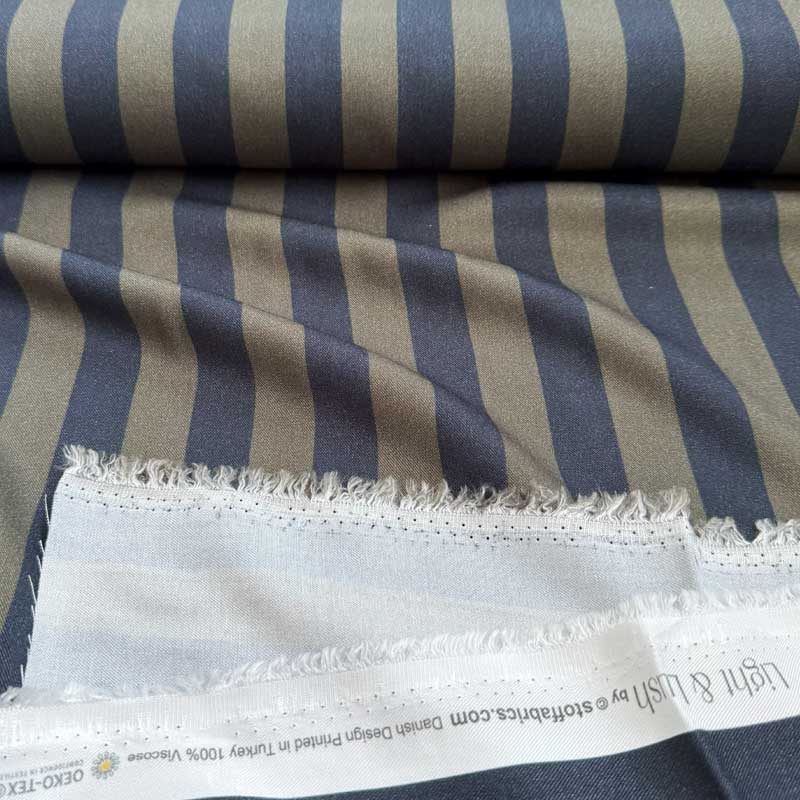 Fast viscose med striber fra Light and Lush i marineblå