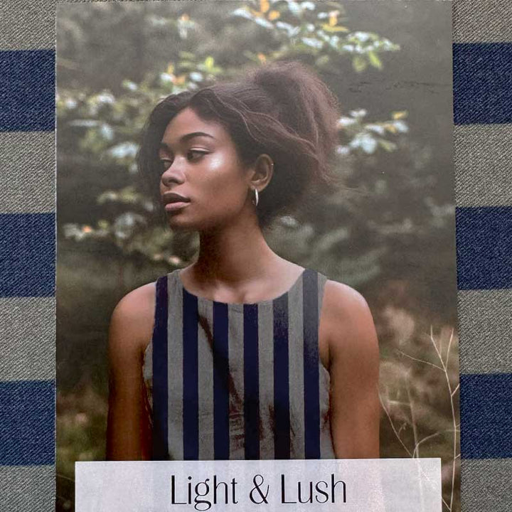 Fast viscose med striber fra Light and Lush i marineblå