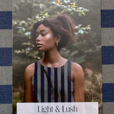 Fast viscose med striber fra Light and Lush i marineblå