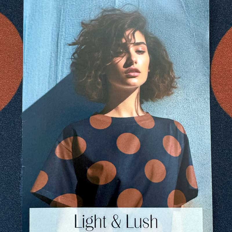 Fast viscose med cirkler fra Light and Lush i marine