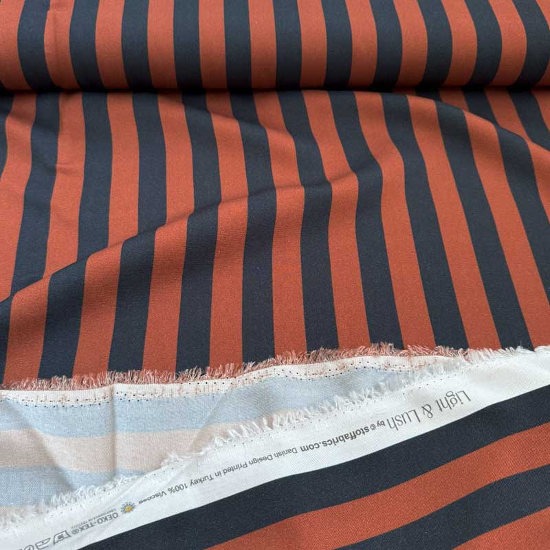 Fast viscose med striber fra Light and Lush i marine