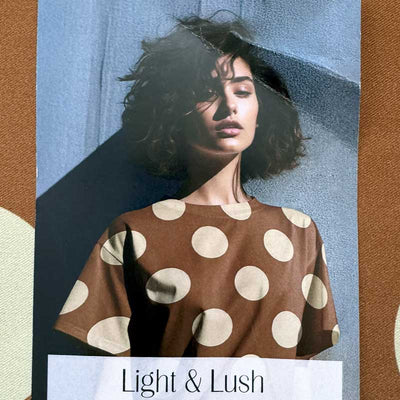 Fast viscose med cirkler fra Light and Lush i Cognacfarve