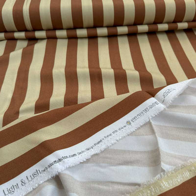 Fast viscose med striber fra Light and Lush i Cognacfarve