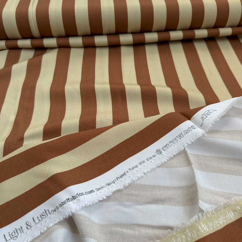 Fast viscose med striber fra Light and Lush i Cognacfarve