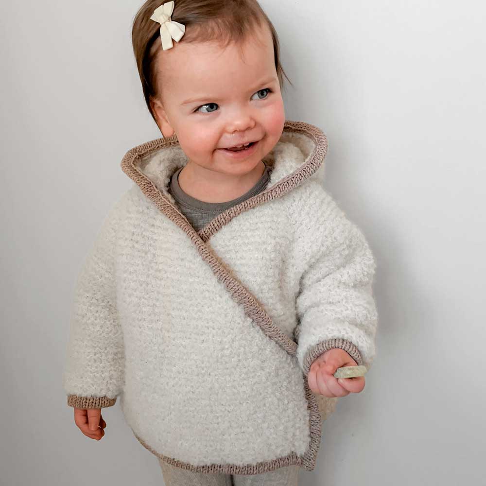 Strikkekit Mini Teddy Jakke fra Woolix i Alpaca Boucle og Double Sunday