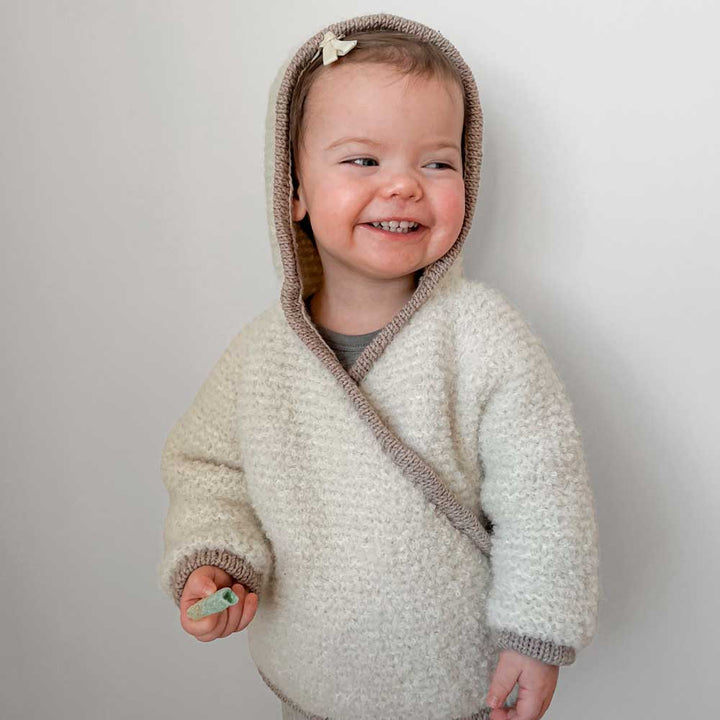 Strikkekit Mini Teddy Jakke fra Woolix i Alpaca Boucle og Double Sunday