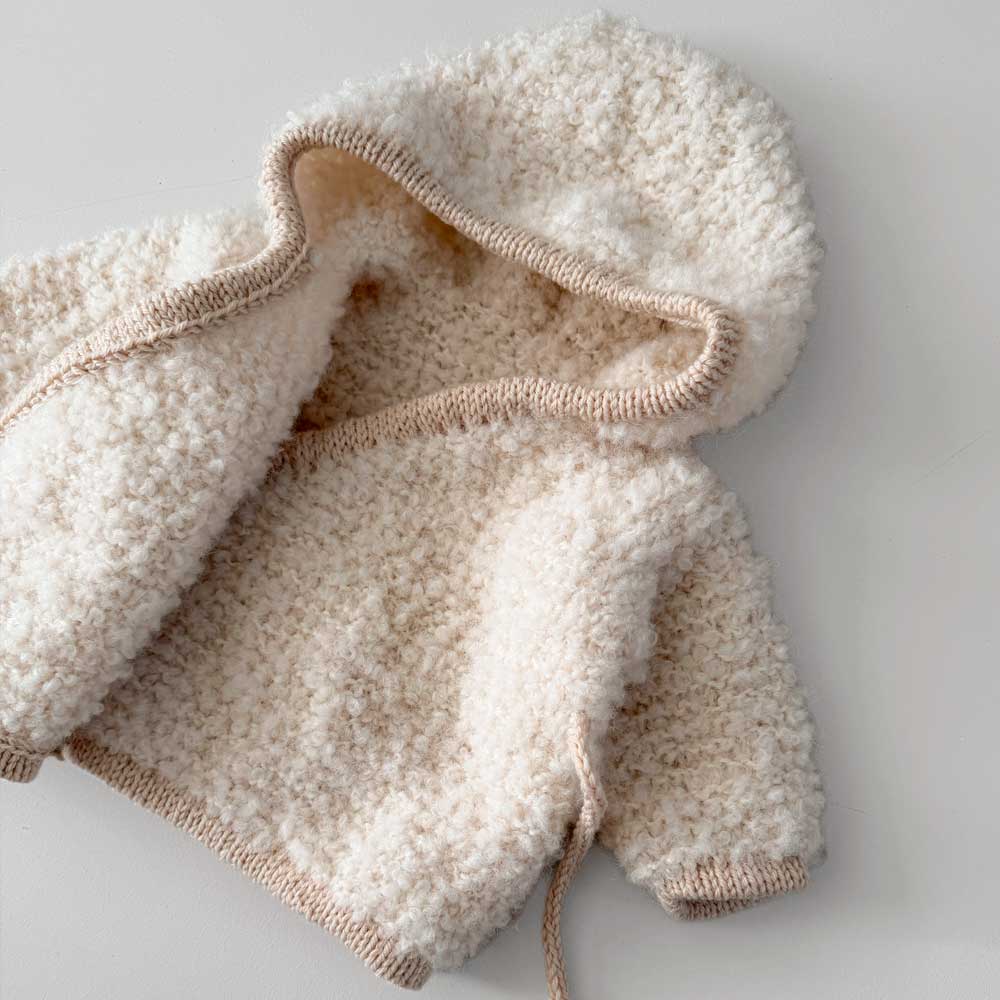 Strikkekit Mini Teddy Jakke fra Woolix i Alpaca Boucle og Double Sunday