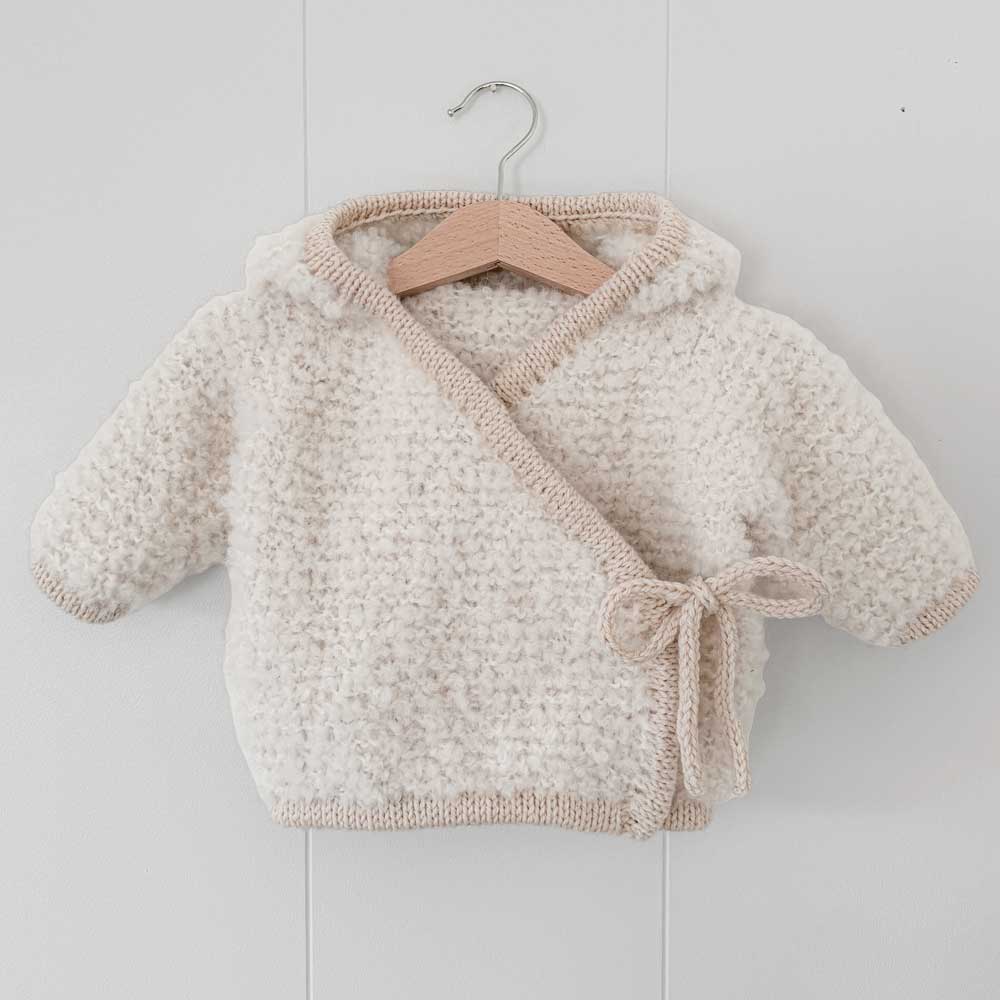 Strikkekit Mini Teddy Jakke fra Woolix i Alpaca Boucle og Double Sunday