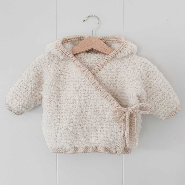 Strikkekit Mini Teddy Jakke fra Woolix i Alpaca Boucle og Double Sunday