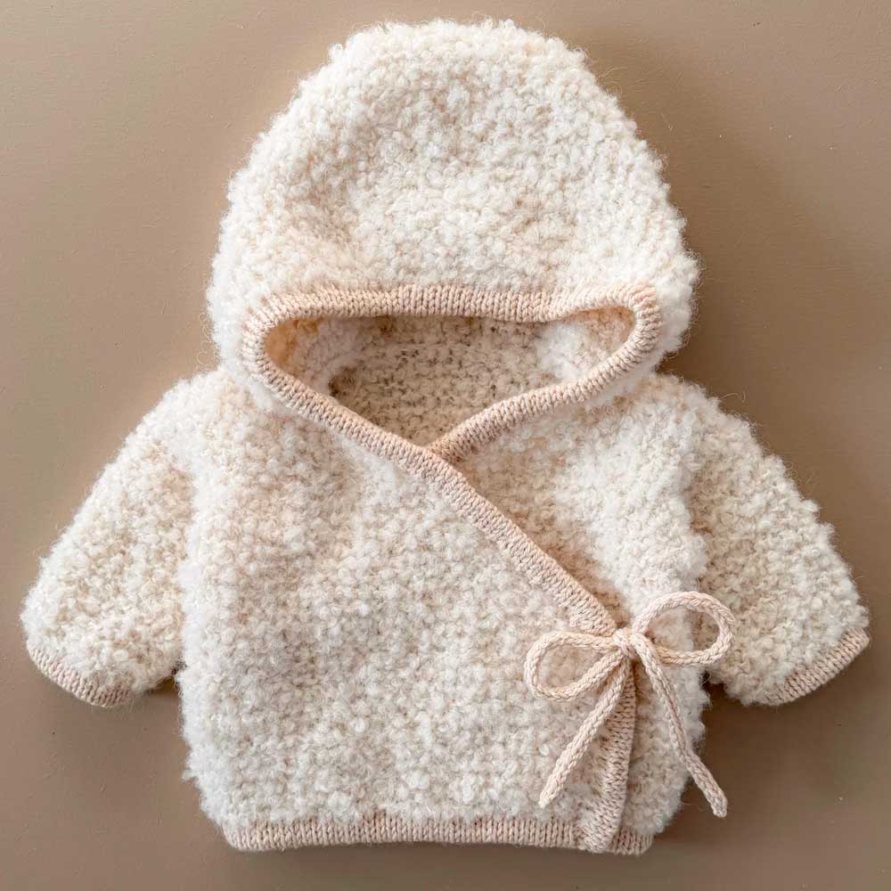 Strikkekit Mini Teddy Jakke fra Woolix i Alpaca Boucle og Double Sunday