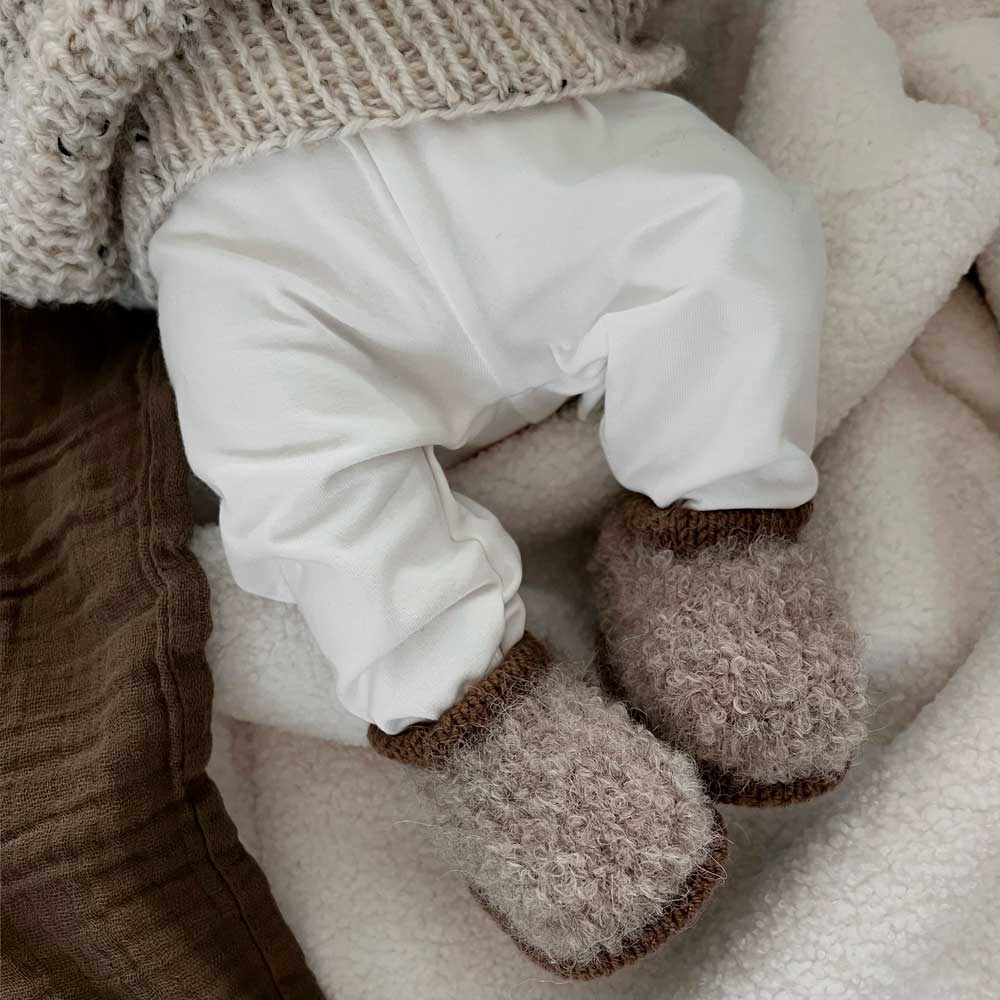 Mini Teddy Slippers fra Woolix i Db. Sunday og Alp. Boucle