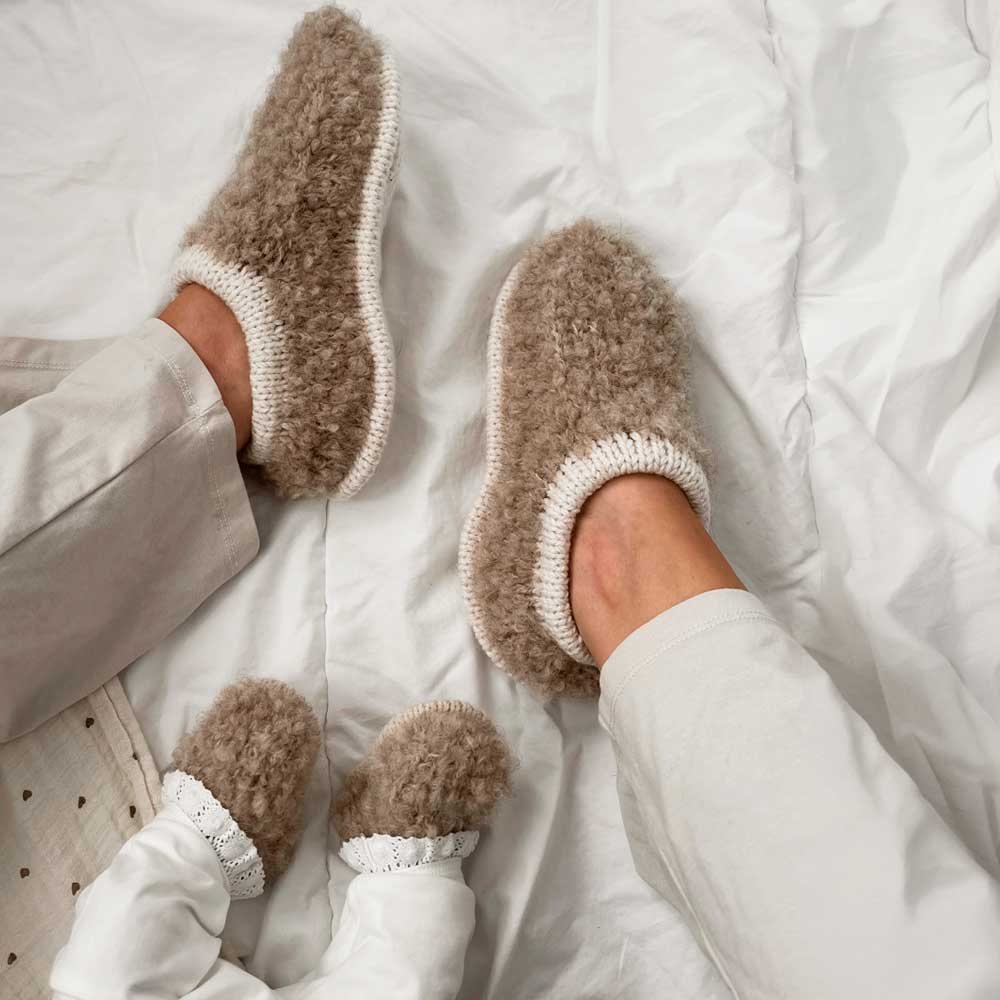 Mini Teddy Slippers fra Woolix i Db. Sunday og Alp. Boucle
