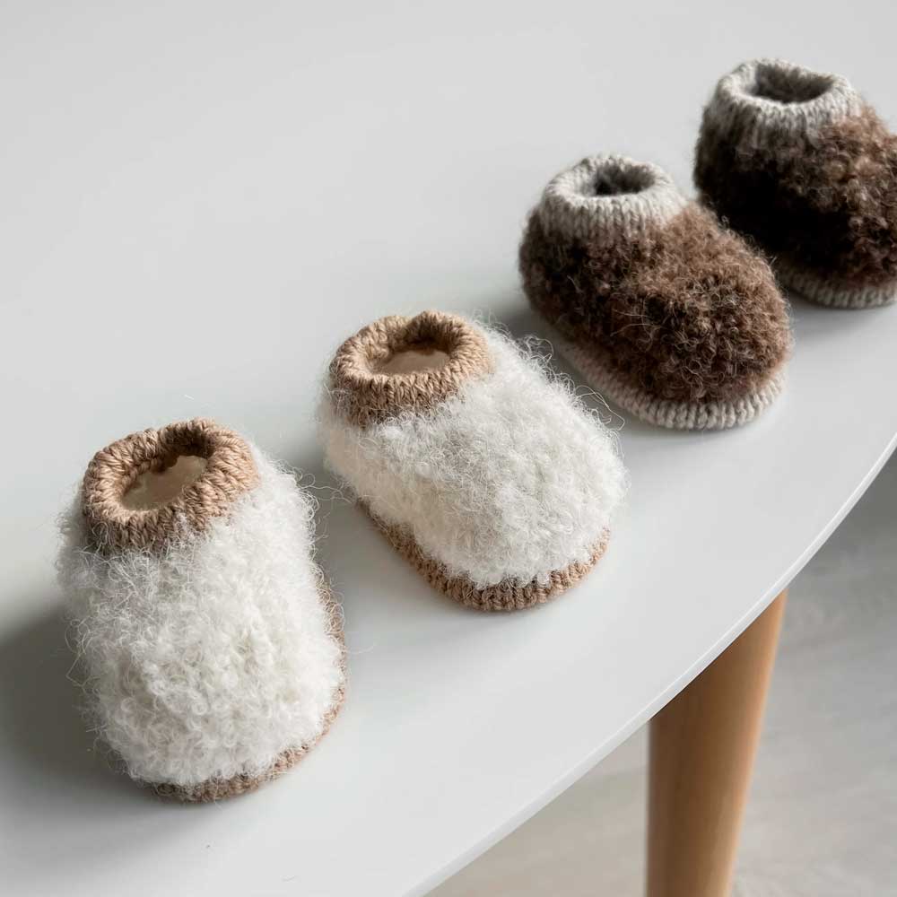 Mini Teddy Slippers fra Woolix i Db. Sunday og Alp. Boucle
