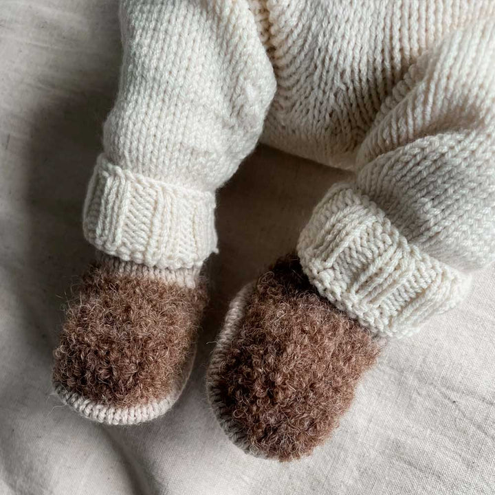 Mini Teddy Slippers fra Woolix i Db. Sunday og Alp. Boucle