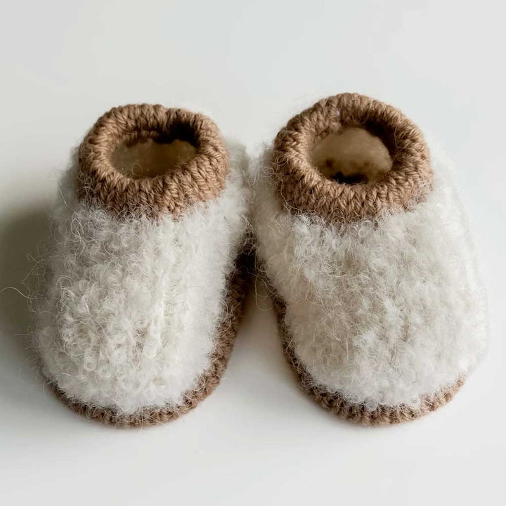 Mini Teddy Slippers fra Woolix i Db. Sunday og Alp. Boucle
