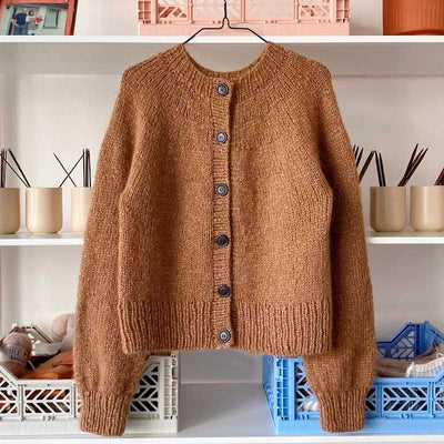 Novice Cardigan Chunky Edition fra PetiteKnit (Opskrift i fysisk papirudgave)