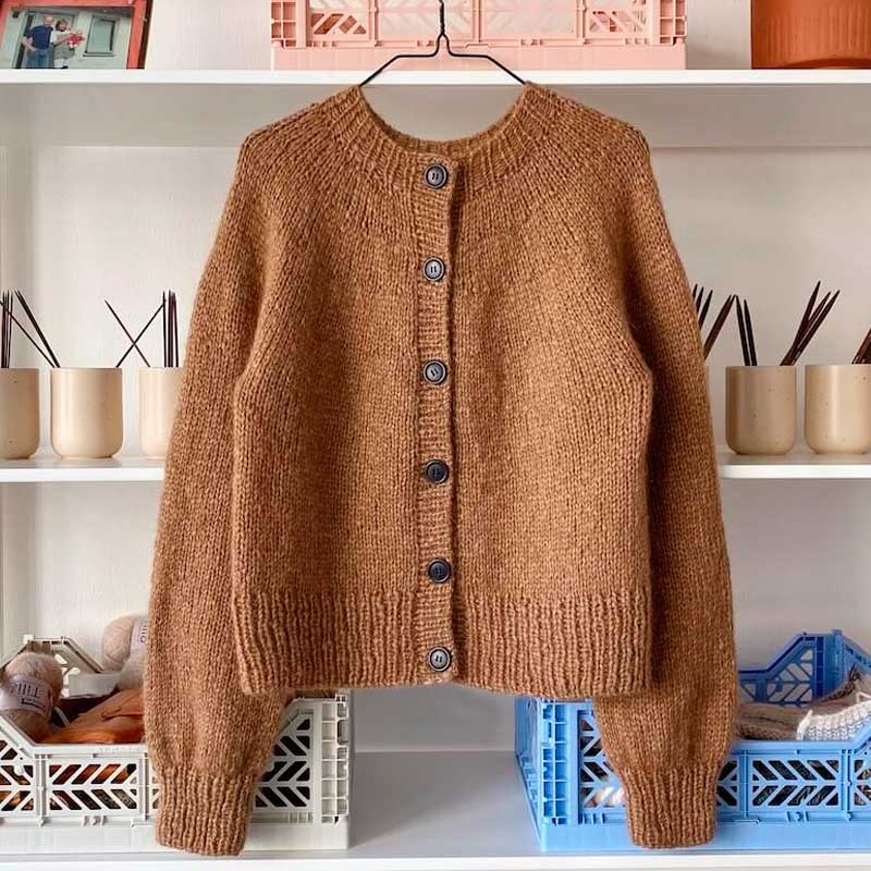 Novice Cardigan Chunky Edition fra PetiteKnit (Opskrift i fysisk papirudgave)