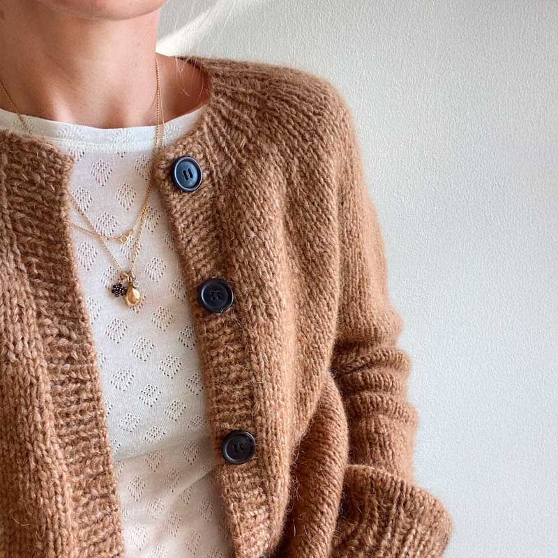 Novice Cardigan Chunky Edition fra PetiteKnit (Opskrift i fysisk papirudgave)