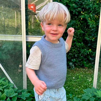 Novice Slipover Junior fra PetiteKnit (Opskrift i fysisk papirudgave) - KreStoffer