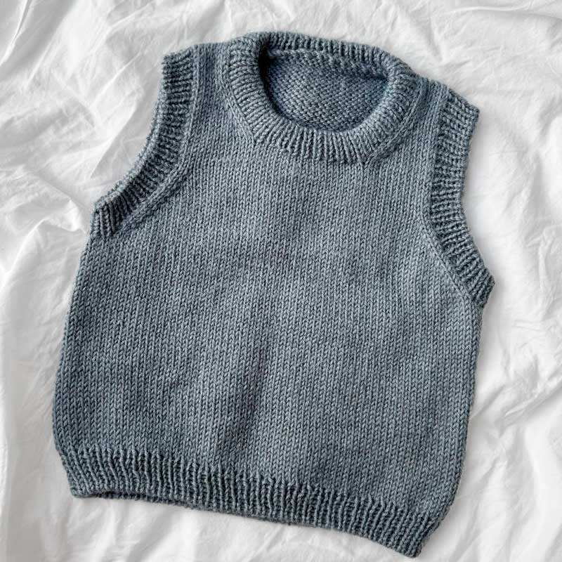 Novice Slipover Junior fra PetiteKnit (Opskrift i fysisk papirudgave) - KreStoffer