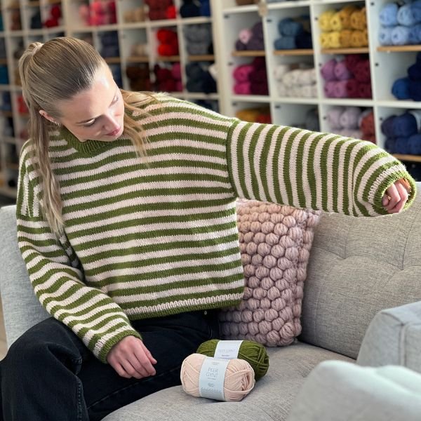 Olga sweater fra PetiteKnit (Opskrift i fysisk papirudgave) - KreStoffer
