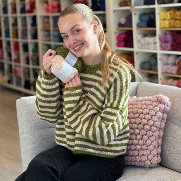 Olga sweater fra PetiteKnit (Opskrift i fysisk papirudgave) - KreStoffer