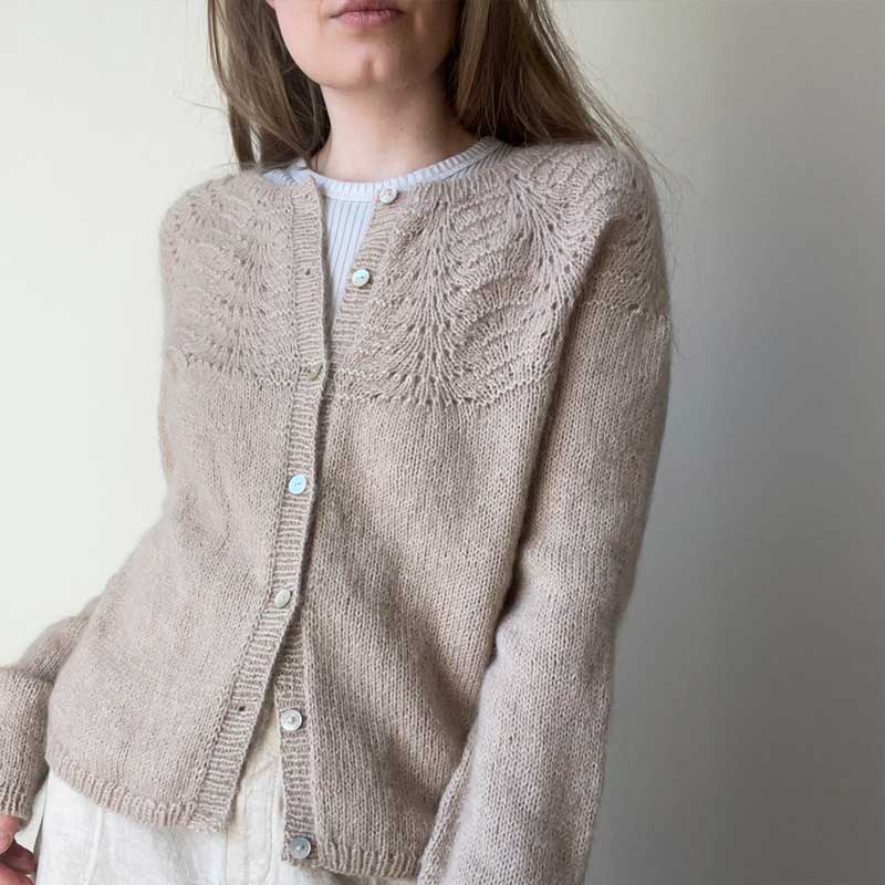 Peacock cardigan fra Le Knit (Opskrift i fysisk papirudgave)